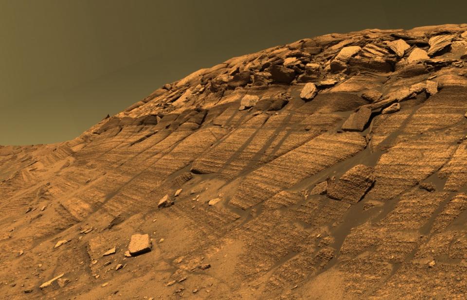 NASA’s Mars Reconnaissance Orbiter Clicks Curiosity Mountaineering Mount Sharp