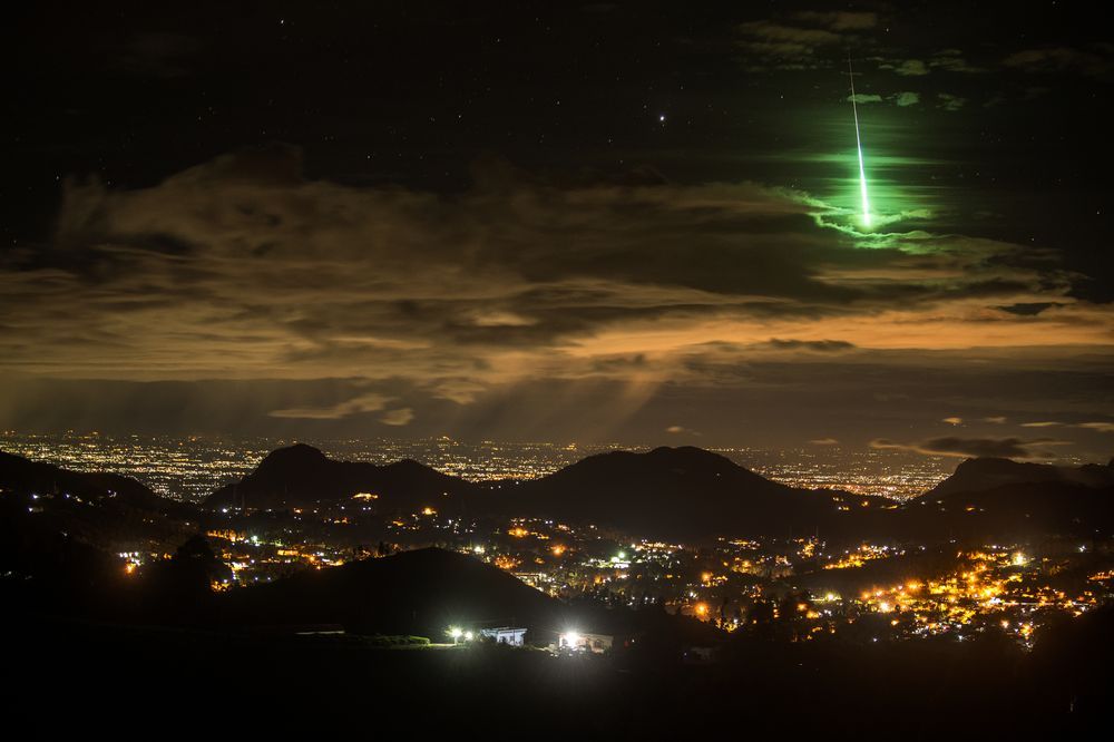 'Ball of light' A meteor or was a alien spacecraft spotted over the sky of England