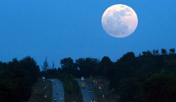People will see two supermoons, a blue moon and a lunar eclipse in January (Video+)