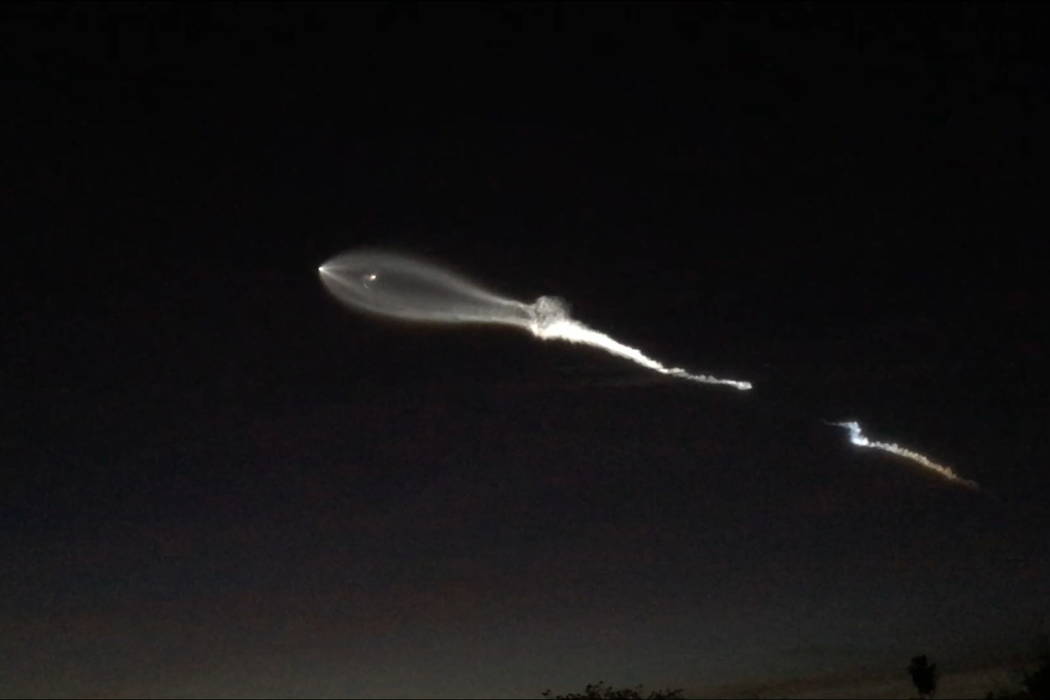 UFO? The bizarre view of SpaceX Falcon 9 surprised the people all over the world
