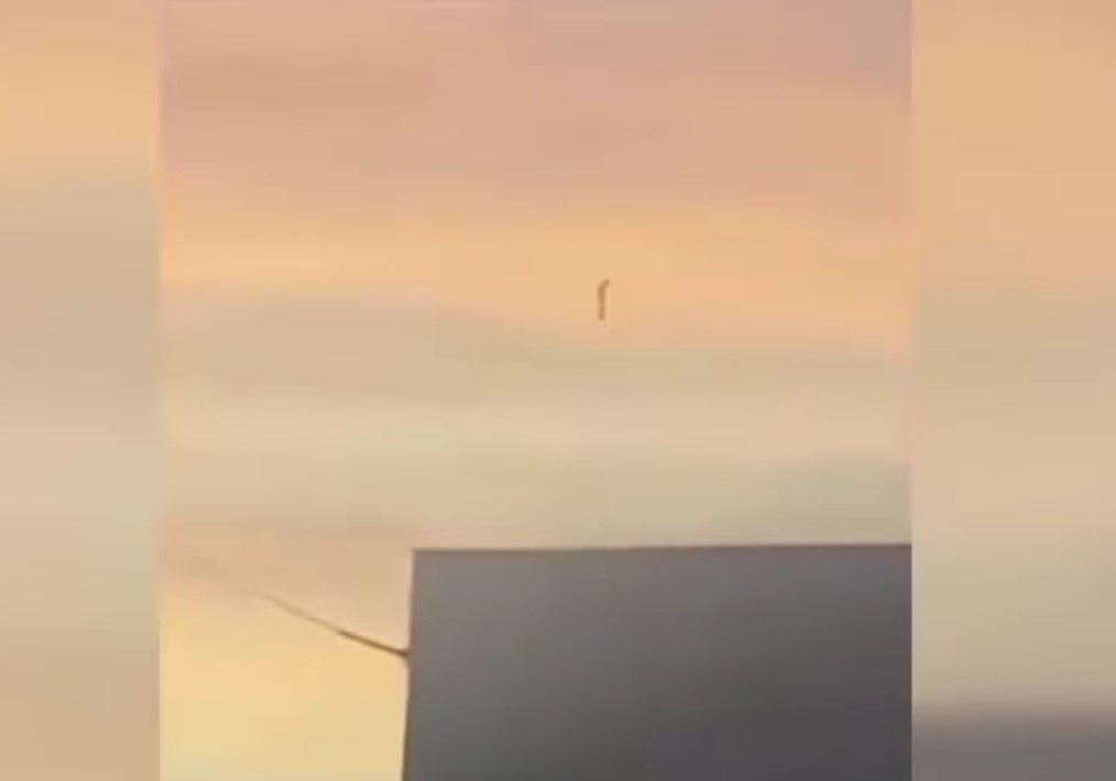 Alien sighting? Residents in fear as Vertical UFO lingers around Mexico, Watch video
