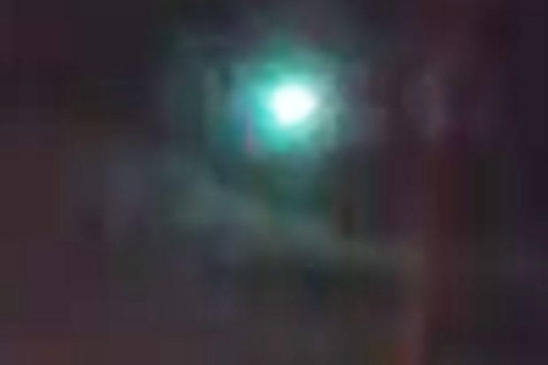 UFO or Bright Green Meteor in Night Sky Scares UK People on New Year, Watch Video